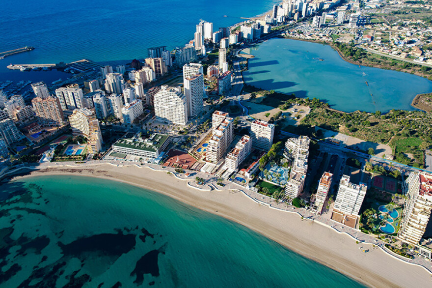 Stranden in de stad Calpe